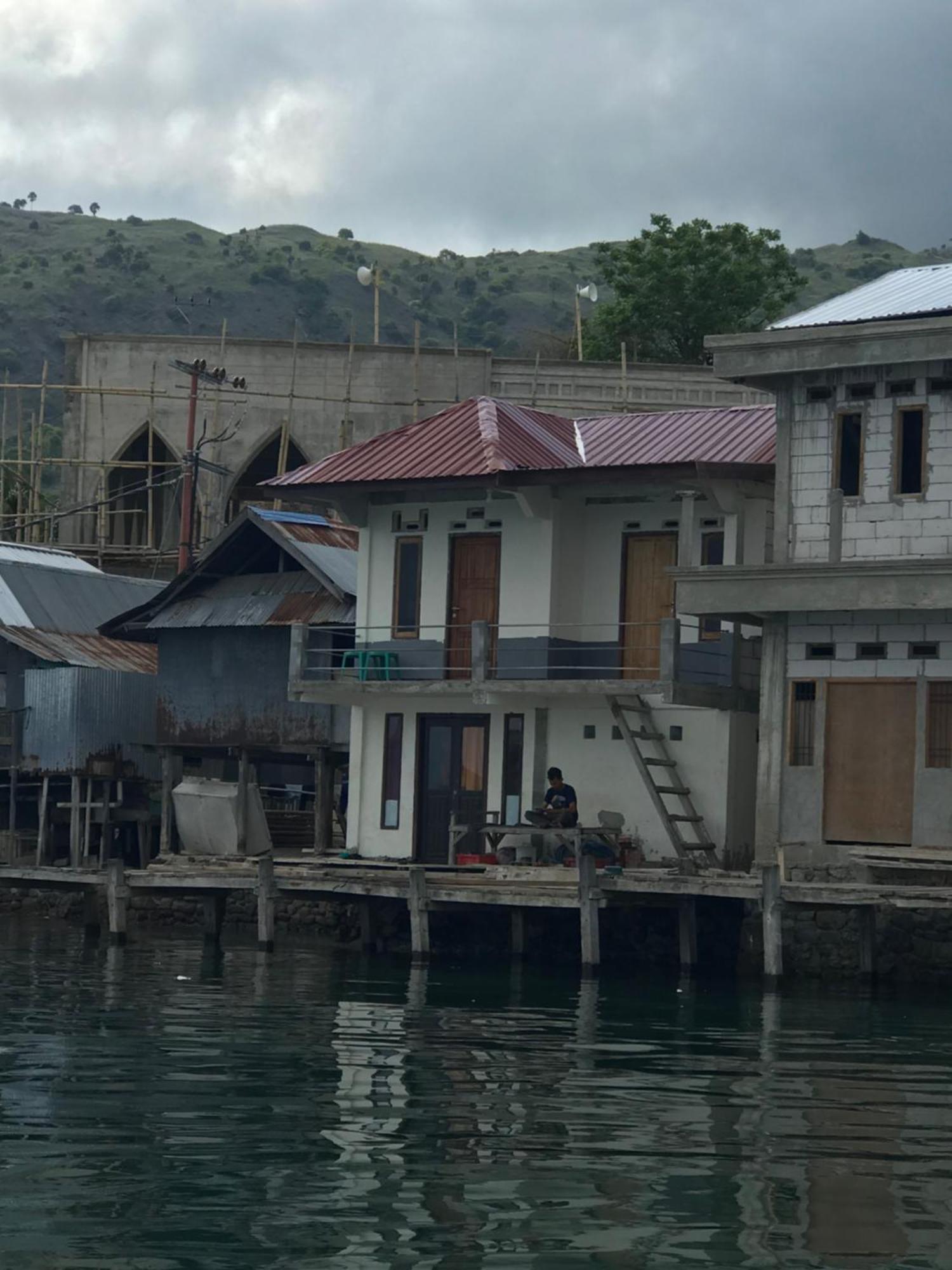 Ora Komodo Home Stay Exteriör bild